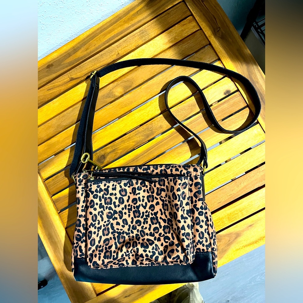 😎FOSSIL crossbody bag leopard print nylon material bag faux leather strap😎